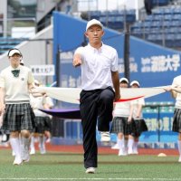堂々の選手先導　日体大柏・六川　第１０６回全国高校野球　千葉大会　第１日