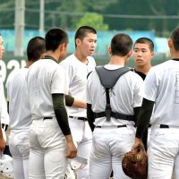 中山主将（左から４人目）を中心に集まりグラウンドでミーティングをする専大松戸の選手たち＝６月、松戸市