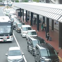 成田空港、一般車の乗降場「二重駐車」が頻発　実証実験で車線を一部閉鎖、安全確保へ