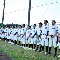 勝利をイメージし、練習終わりにグラウンドに向かって校歌を歌う長生の選手たち＝長生高