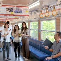列車内は１５０年史のポスターや医療知識をまとめた中づり広告が提示される
