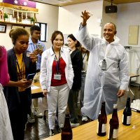 日本酒を試飲する観光行政官ら
