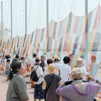 漁網を編み作品に仕上げた「そらあみ」（千葉県立美術館提供）
