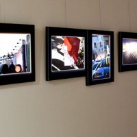 赤色の入った写真が並ぶ「一対の赤」