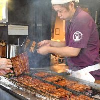 成田山参道、ウナギ求めにぎわい　土用の丑の日　猛暑の中、注文ひっきりなし