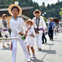 厳しい暑さの中、山車を引き回す子どもたち
