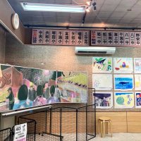 中学校美術部の絵画や黒板アート作品を展示した広屋の店内＝旭市