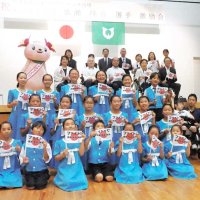 激励会に集まった関係者と広瀬選手（壇上前列左から２人目）＝５日、君津市