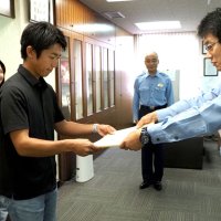 駐車場で倒れたように座る女性…　声かけ保護、夫婦に感謝状　君津署