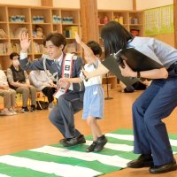 新浜レオンさん一日署長「詐欺に遭わないで！」　千葉県警音楽隊とコラボし美声披露　匝瑳署