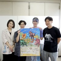 「ダイナソータウン」のポスターを手にイベントをＰＲするイラストレーターの吉野美波さん（右から２人目）ら。同３人目はイベントの企画プロデュースに当たる柏二番街商店会理事の石戸優子さん＝柏市