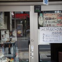 個性的な外観と打って変わり、店内は清潔で涼しげだ。カウンター、テーブルの計１３席＝１０日、柏市
