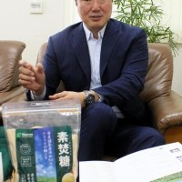 看板商品「素焚糖」について説明する木村代表取締役
