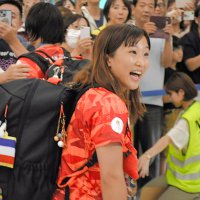 須崎（松戸市出身）らメダリスト凱旋　「お帰りなさい！」「ありがとう！」　成田空港でファン７５０人熱狂