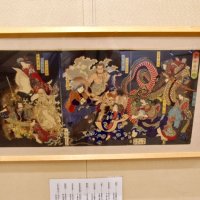 当時人気の妖術使いが一堂に会し、競い合う姿を描いた月岡芳年の「豪傑奇術競（ごうけつきじゅつくらべ）」