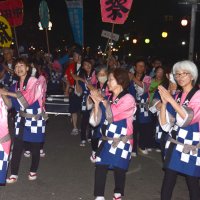「ヤッサ東金祭」で、東金中央公園沿いの通りで「やっさおどり」を楽しむ参加者ら＝１０日、東金市