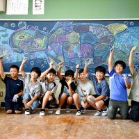 巨大ウミガメ描いた！　多古・久賀小６年生　旭の作家と黒板アート