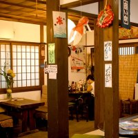 木の温かみが広がる店内
