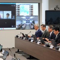 台風接近に伴い、災害対策本部を設置した千葉市。１５日朝に開いた対策本部会議で指示する本部長の神谷市長ら（千葉市提供）