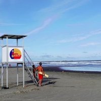 九十九里町の片貝海水浴場では波が高く、「遊泳禁止」の赤い旗が掲げられた＝１５日午後４時ごろ