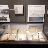 戦時下の暮らしに関する資料が並ぶ一画。パネルのグラフは警戒警報や空襲警報の回数で終戦前は大幅に増加しているのが分かる