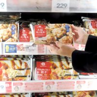 手軽な冷凍シューマイも人気＝同店