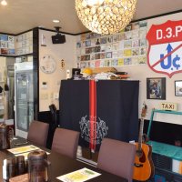 サイン入りＣＤが飾られた「ｅ－ｔｗｏ」の店内。壁際にユニコーンがコンサートで使った小道具が置かれている