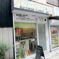 さりげないたたずまいが印象的。店内はこぎれいで落ち着いた感じ