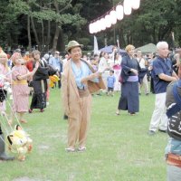 「寅さん」など思い思いの姿で集まったコスプレーヤー