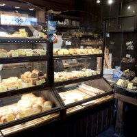 日照によるパンへの影響を防ぐため店内の窓を封鎖。暖色系の照明にパンが照らされ輝く