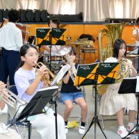 演奏の心得児童に伝授　夏休み　地元小と音楽交流　大多喜高吹奏楽部