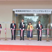 テープカットする熊谷知事（中央左）ら
