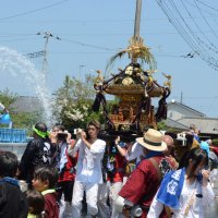 バケツの水を浴びながら「本町」のみこしを担ぐ住民ら＝３日、横芝光町