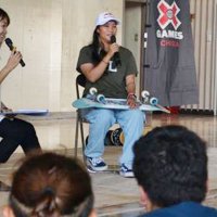 小学生を前に競技の魅力を語る四十住選手（右）