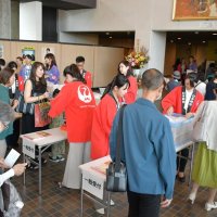 市川團十郎さんの襲名披露巡業が行われ、大勢の客が詰めかけてにぎわった成田国際文化会館
