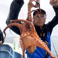 鹿島沖で釣り上げたマダコ（写真は「幸栄丸」提供）