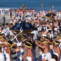 担ぎ手波打ち際駆け抜ける　神輿９基、参加者募り盛大に　一宮町　上総十二社祭り
