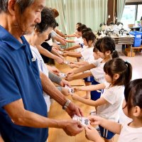 事故や詐欺に気をつけて　「敬老の日」前に園児　祖父母へ感謝のメッセージ　香取署企画
