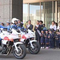 出動式に参加した園児らが白バイの出発を見送った＝１７日、千葉県庁