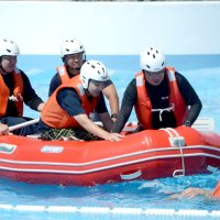 人工波プールで水難救助　山武警察、消防が合同訓練