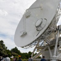 動いたパラボラアンテナ４号機を見上げる来館者ら