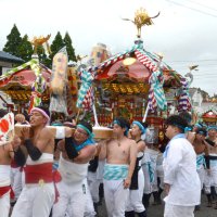 赤い屋根みこし　４基そろい踏み　創建１０００年祝う　いすみ・山田神社