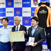 合同資源、水害救助に役立てて　長生消防へウエットスーツ２６着寄贈