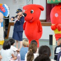 世界的バイオリニスト・黒沼さん一日署長　御宿小で啓発コンサート　いすみ署　秋の交通安全運動