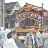 御宿地区の秋祭りで屋台を引く六軒町の氏子ら＝２７日、御宿町
