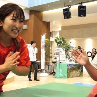 サイン会で市民らと交流する須崎選手＝２８日、松戸市