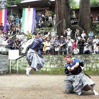 「三島の棒術」勇壮に　真剣や六尺棒、観客魅了　君津・三島神社