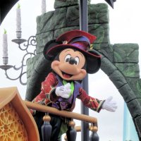 パレードに登場し、フロート上でダンスするミッキーマウス＝３０日、東京ディズニーランド