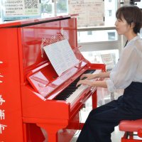 思い思い　自由な音奏で　勝浦で駅ピアノフェス　市文化発展のともしびに