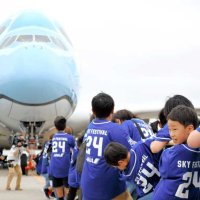 力比べ、相手は超大型ウミガメ機！　親子３５０人が綱引き大会　成田空港
